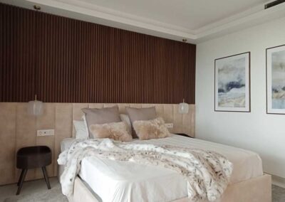 Dormitorio estilo clásico moderno, decorado con tonos tierra.