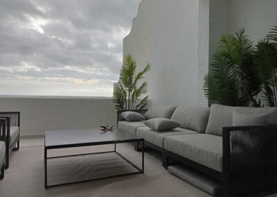 Terraza moderna con tonos gris y negro.