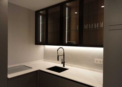 Cocina minimalista con tonos negro y blanco.