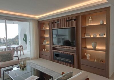 Salón con tv y chimenea. Estilo clásico moderno.