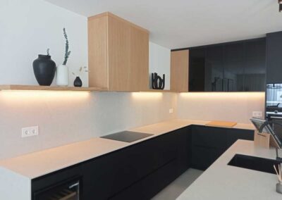 Concina minimalista con tonos blanco, negro y madera.