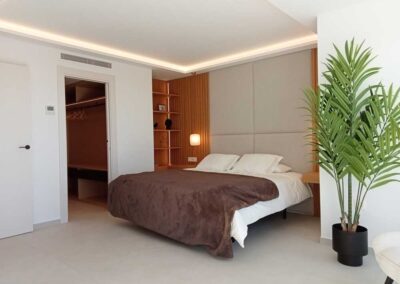 Dormitorio clásico moderno, con tonos cálidos y madera.