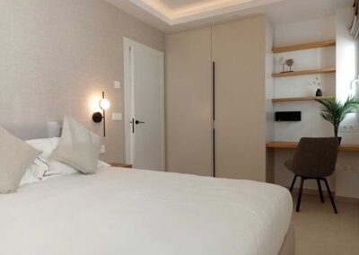 Detalle de armario y escritorio en dormitorio minimalista.