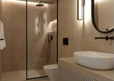 Baño con ducha minimalista en tonos negro y blanco.