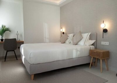 Dormitorio minimalista decorado con tonos neutros.