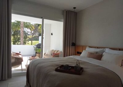 Dormitorio con terraza estilo acogedor y cálido.