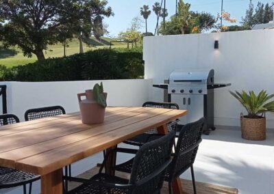 Terraza con barbacoa estilo minimalista.