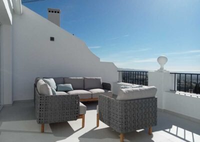 Terraza con muebles modernos en tonos grises.