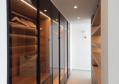 Vestidor de madera con puertas cristaleras.