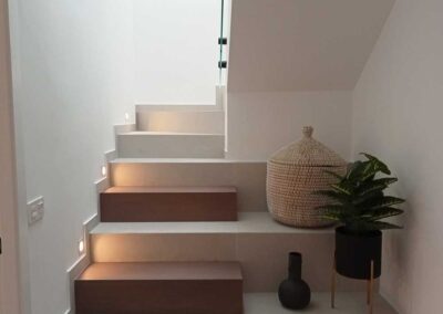 Escaleras elegantes con escalones de piedra y madera.