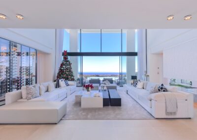 Salón moderno muy luminoso, con decoración navideña